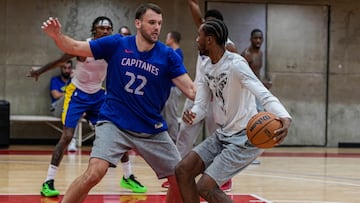 Felipe Haase defiende a uno de sus compa?eros de Capitanes de la Ciudad de Mxico durante un entrenamiento.