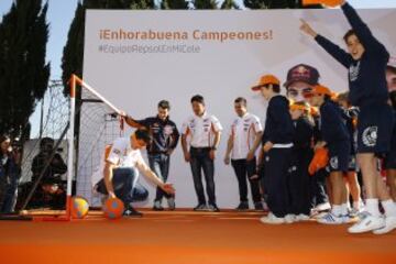 Los pilotos del equipo Repsol Honda de MotoGP, Marc Márquez y Dani Pedrosa, y los de trial, Toni Bou, Takahisa Fujinami y Jaime Busto, hicieron hoy las delicias de los alumnos del colegio sevillano St. Marys School.