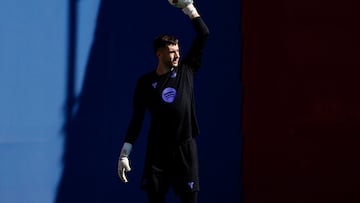 GRAFCAT2294. SANT JOAN DESPÍ (BARCELONA), 24/09/2025.- El portero del FC Barcelona Joan García durante el entrenamiento que el equipo azulgrana ha realizado este miércoles en la ciudad deportiva Joan Gamper para prepara el partido que mañana disputarán ante el Real Oviedo. EFE/Alberto Estévez