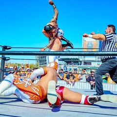 Luchadores del CMLL ofrecen lucha de exhibición previo al Broncos vs Green Bay