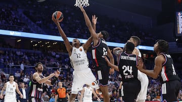 Theo Maledon rompe la defensa del París Basketball con una penetración.