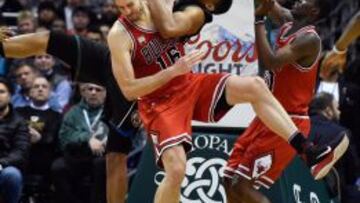 Greg Monroe y Pau Gasol luchan por un rebote.