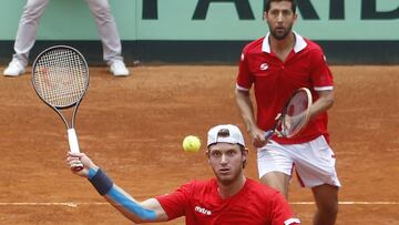 Nicol&aacute;s Jarry y Hans Podlipnik.