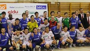 <b>TODOS JUNTOS. </b>Ambas plantillas posaron después del encuentro.