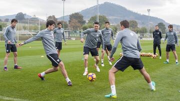 Aduriz, que ocupa el medio del rondo entre dos que vuelven, San José y Beñat, será la gran referencia del partido