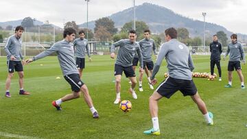 Aduriz, que ocupa el medio del rondo entre dos que vuelven, San Jos&eacute; y Be&ntilde;at, ser&aacute; la gran referencia del partido