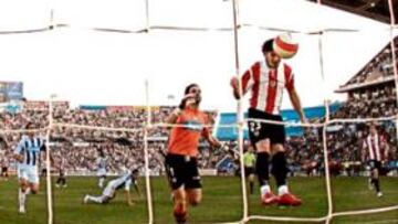 <b>CERTERO. </b>Aritz Aduriz marca el gol del empate tras salvar la salida del portero Sorrentino.