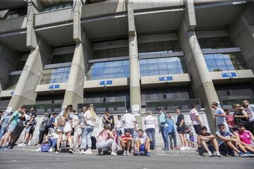 Fans queue up outside the Bernabéu to see Eden Hazard presented by Real Madrid.
