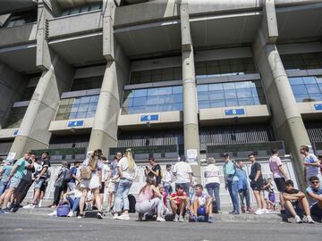 Fans queue up outside the Bernabéu to see Eden Hazard presented by Real Madrid.