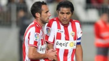 <b>SANGRÍA. </b>Juanma Ortiz y Santi Acasiete discuten sobre una acción de partido.