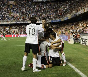 Fernando Morientes marcó el primer gol de esta temporada tras un pase de Edu. En este partido se enfrentaron el Valencia y el Betis en Mestalla y el conjunto “che” se impuso por 2 goles a 1. 