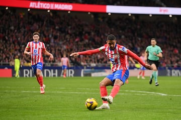 El jugador del Atl¨¦tico de Madrid, Samu Lino, marca el 1-0 al Mallorca.