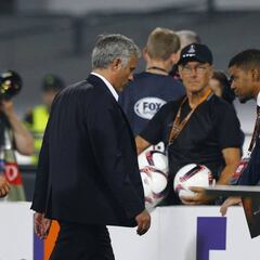 Mourinho hizo ocho cambios y el United empieza perdiendo