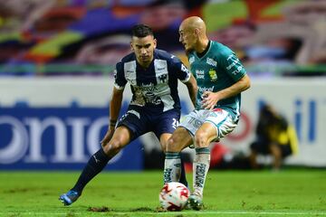 Uno de los mejores centrales de la Liga MX es el chileno, su buen juego aéreo y su facilidad de salir con balón controlada lo hacen un tipo diferente en la primera línea. Por eso, Rayados lo incorporó a su plantilla. Aquí pelea un balón con 'Nickiller' de León.