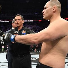 Caín Velásquez cae en su regreso a la UFC ante Francis Ngannou