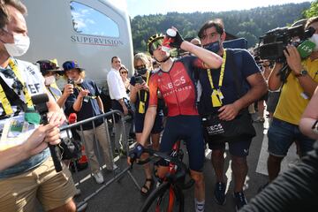 El ciclista andaluz trata de hidratarse tras conseguir la victoria en la decimocuarta etapa del Tour de Francia 2023.