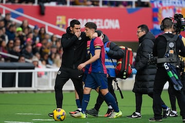 Finalmente el jugador del Barcelona entr en razn y se march, por su propio pie, del terreno de juego.