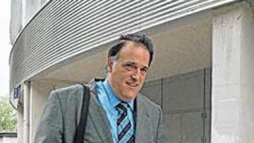 <b>DETALLES. </b>Tebas, ayer en Vitoria poniendo en marcha la venta.
