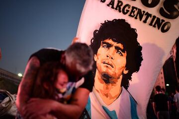 Aficionados argentinos se congregaron en la Plaza del Obelisco en Buenos Aires como homenaje a Diego Armando Maradona y llorar juntos su pérdida