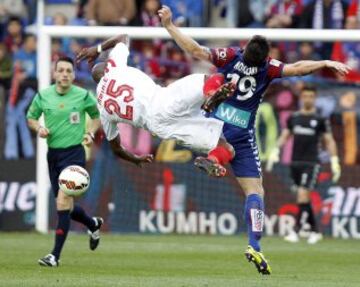 Federico Piovaccari y Stéphane M'Bia.