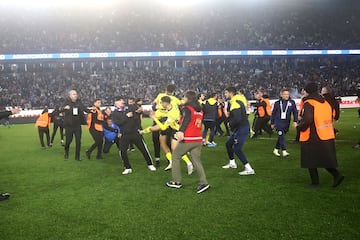 Numerosos ultras del Trabzonspor han agredido este domingo a los jugadores del Fenerbahçe tras perder su club en casa por 2-3. Tras pitarse el final del partido, los jugadores del Fenerbahçe intentaron celebrar la victoria sobre el césped, pero numerosos ultras del Trabzonspor irrumpieron en el campo agrediendo a los jugadores. Los futbolistas se defendieron, produciéndose una batalla campal de la que los jugadores fueron rescatados por las fuerzas de seguridad. 