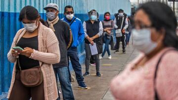 People queue to receive medical attention, outside the emergency area at Alberto Sabogal Hospital in Lima, on May 27, 2020. - Peruvian Health Minister insisted on Wednesday, that Peru has entered a plateau in the curve that registers the expansion of new coronavirus infections, a day after the Pan American Health Organisation (PAHO) warned that COVID-19 transmission is accelerating in this country as in Brazil and Chile. (Photo by Ernesto BENAVIDES / AFP)