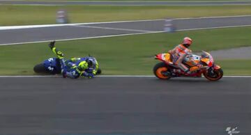 El de Honda ya hab¨ªa tocado a Aleix Espargar¨® mientras recuperaba posiciones porque hab¨ªa recibido un 'ride through' tras la salida. Al pasar a Rossi, le empuj¨®. Fue sancionado con 30 segundos.