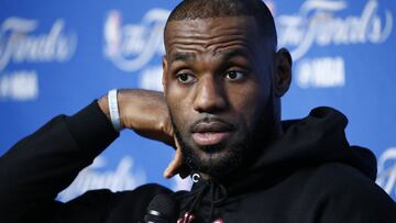LWS120. CLEVELAND (EE.UU.), 08/06/2017.- El jugador de Cleveland Cavaliers LeBron James habla con los medios de comunicación hoy, jueves 8 de junio de 2017, antes de un entrenamiento previo al cuarto partido de mañana contra Golden State Warriors para las finales de la NBA en el Quicken Loans Arena de la ciudad de Cleveland, Ohio (EE.UU.). EFE/LARRY W. SMITH