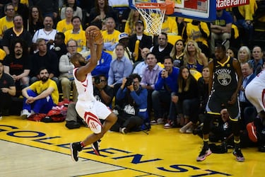 Con esta canasta, a pase de Harden, Chris Paul puso el partido a una posesión de distancia a pesar del 0-12 de arranque que marcaron los Warriors.