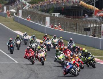 Momento de la salida de la carrera de MotoGP, con Jorge Lorenzo a la cabeza seguido de Dani Pedrosa y de Marc Márquez.