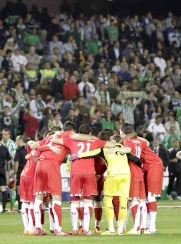 Los jugadores del Sevilla muy mentalizados antes del partido.