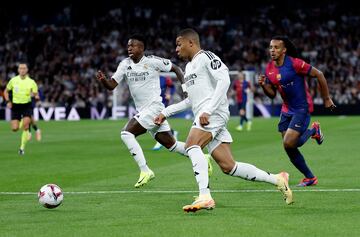 Desde los primeros minutos Real Madrid y Barcelona mostraron su deseo por ganar el partido y mostraron sus armas de cara al arco rival.