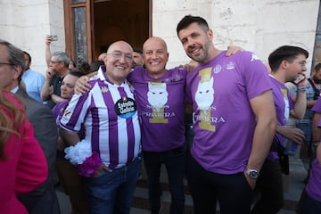 Pezzolano celebra el ascenso con el alcalde, Jesús Julio Carnero, y con Matt Fenaert, CEO del club.