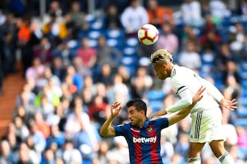 Remate del delantero del Real Madrid, Mariano, sobre Sergio Postigo. 