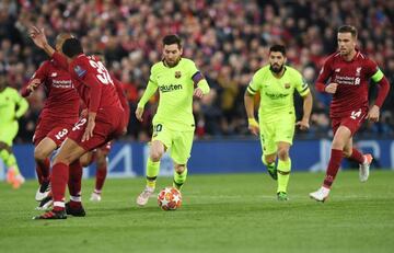 Leo Messi cubierto por Matip, Fabinho y Jordan Henderson durante el Liverpool - Barcelona de la Champions League.