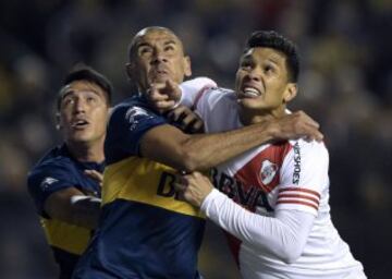 Teofilo Gutierrez de River Plate se agarra con Daniel Diaz de Boca Juniors.