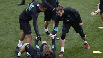 GRAF092. MADRID, 24/11/2017.- El centrocampista croata del Real Madrid Luka Modric (c) es ayudado por sus compañeros Gareth Bale (d) y Casemiro durante el entrenamiento realizado esta mañana en la Ciudad Deportiva de Valdebebas, en la víspera del partido de la 13ª jornada de LaLiga Santander que el conjunto blanco disputa mañana ante el Málaga en el Santiago Bernabéu. EFE/Javier Lizón
