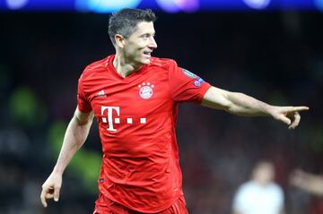 01 October 2019, England, London: Bayern Munich's Robert Lewandowski celebrates scoring his side's sixth goal during the UEFA Champions League Group B soccer match between Tottenham Hotspur and Bayern Munich at Tottenham Hotspur Stadium. 