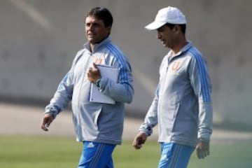 El entrenador de Universidad de Chile Guillermo Hoyos dirige la practica matutina en el CDA de Santiago, Chile.