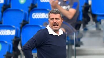 Óscar García dirige al Celta durante un partido contra la Real Sociedad en Anoeta.