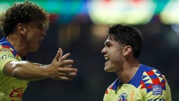 MEX8079. CIUDAD DE MÉXICO (MÉXICO), 18/05/2024.- Igor Lichnovsky (i) e Israel Reyes del América celebran un gol ante Guadalajara, este sábado durante un partido de vuelta por las semifinales del torneo Clausura 2024 de la Liga MX, disputad en el estadio Aztecao, en Ciudad de México (México). EFE/Sáshenka Gutiérrez