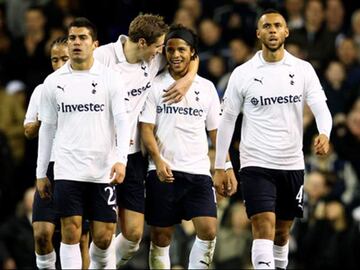 El hermano mayor de los Dos Santos salió del Barcelona para llegar al Tottenham en 2008. Los 'Spurs' han triunfado con: 2 Premier League 2 Segunda División, 8 FA Cup, 4 Copas de la Liga de Inglaterra, 7 Community Shield, 1 Southern League, 1 Western League, 2 Copa de la UEFA , 1 Recopa de Europa.  28 Títulos Totales.