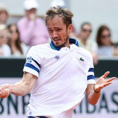 Medvedev vuelve a naufragar en París y Zverev sobrevive en un ‘thriller’