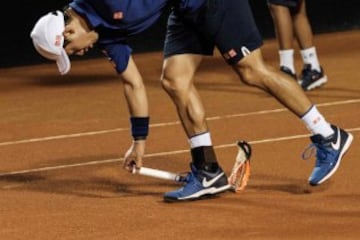 El tenista japonés Kei Nishikori rompe su raqueta al perder el primer set ante Thomaz Bellucci en el Open de Río.