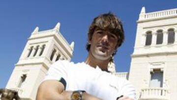 <b>EL IMPERIO BLANQUIAZUL. </b>Abraham Paz, ayer, en la puerta del MARQ, minutos después de visitar la exposición de 'El enigma de la momia'.