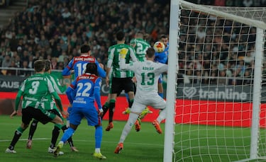 0-1. Córner que lanza el Atlético, Hancko peina al primer palo y Adrián, que la toca con la pierna, no puede evitar que el balón se cuele en su portería.