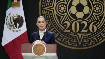 MEX8292. CIUDAD DE MÉXICO (MÉXICO), 10/11/2025.- La presidenta de México Claudia Sheibaum participa durante una rueda de prensa este lunes, en el Complejo Cultural Los Pinos de la Ciudad de México (México). Sheinbaum aseguró que a 213 días de comenzar la Copa Mundial de Fútbol del 2026, el país está listo para convertirse en el primero tres veces sede de la fiesta deportiva. EFE/José Méndez
