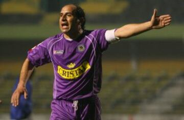 Ex defensa de Huachipato, Concepción y Universidad de Chile, entre otros. Recordada es su patada a Enzo Francescoli en un Chile-Uruguay de 1996, en el cual 'dio las gracias a Dios' por haberlo hecho.