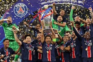 Los jugadores del Paris Saint-Germain celebran la victoria tras ganar la final de la UEFA Champions League entre el Paris Saint-Germain.
