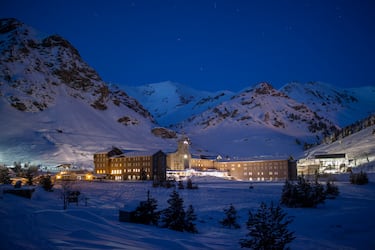 Una noche mgica para los ni?os: el hotel al que los Reyes Magos llegan esquiando